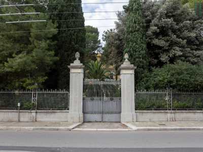 ...e, oltre un cancello, la facciata ocra di un�antica villa nascosta tra le fronde degli alberi